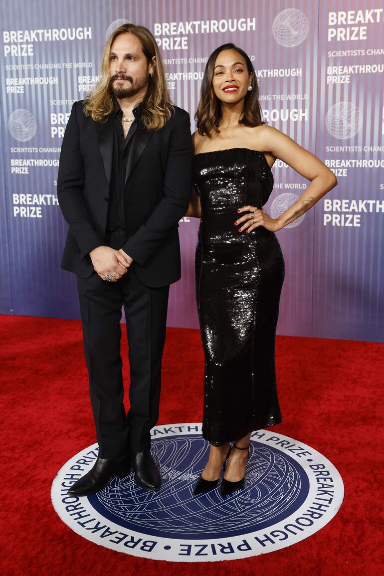 Marco Perego-Saldaña y Zoe Saldana llegaron juntos y de negro a los Breakthrough Prize. (EFE/EPA/CAROLINE BREHMAN)
