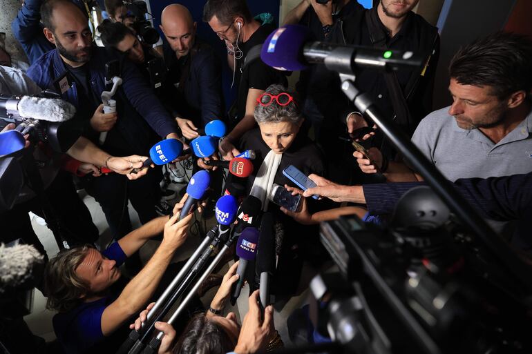 Beatrice Zavarro (C), responde preguntas de los periodistas. 