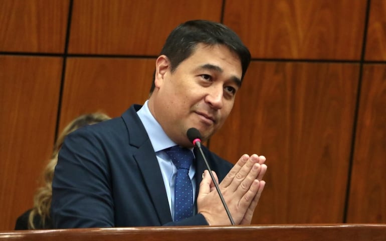 Eduardo Nakayama, senador liberal, abandonó el Bloque Democrático.