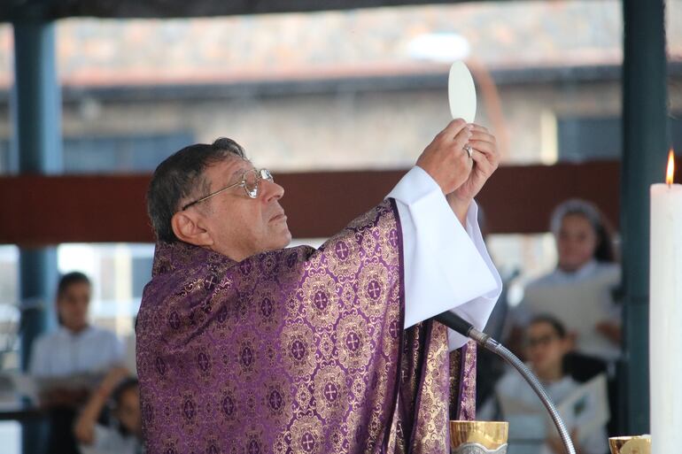 El obispo de la diócesis de Caacupé, monseñor Ricardo Valenzuela presidió la misa en el Santuario Nuestra Señora de los Milagros de Caacupé.