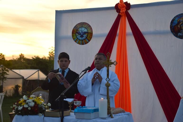 El padre Daniel Rosales, celebró la santa misa y dirigió la adoración al santísimo.