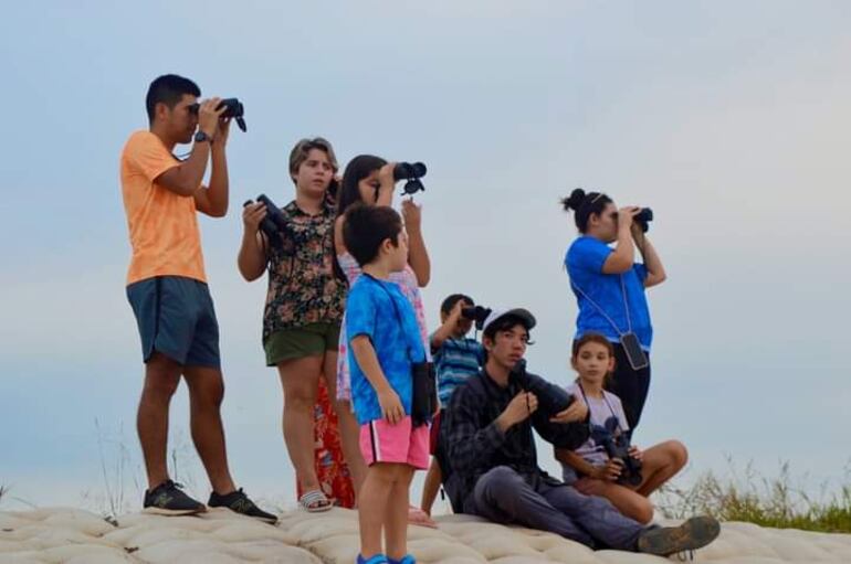 Turistas visitando la Laguna Gadea de Pilar, para el avistamiento de las distintas especies de aves que existe en el lugar.