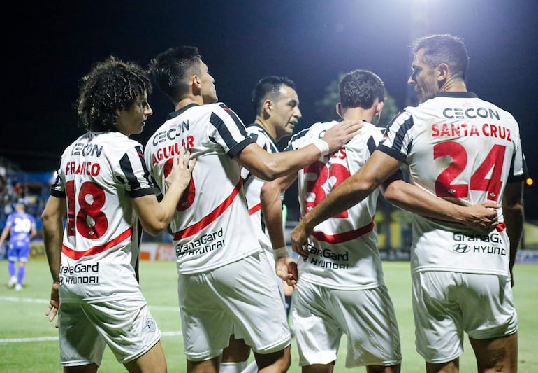 Roque Santa Cruz ingresó anoche, cambió la cara a Libertad y marcó un gol en la clasificación.