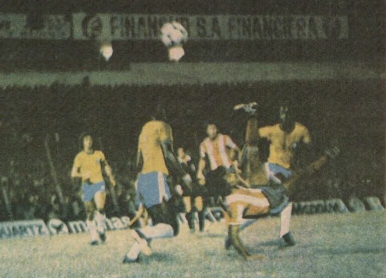 Eugenio Morel, jugador de la selección de Paraguay, define de chilena en un partido frente a Brasil por la ida de las semifinales de la Copa América 1979 en el estadio Defensores del Chaco, en Asunción.