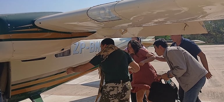 La paciente al momento de subir al avión fletado por su marido.