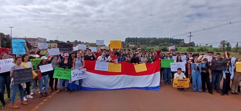 Los universitarios realizaron cierres intermitentes de la Ruta PY02 frente a la Facultad de Ingeniería Agronómica de la UNE.