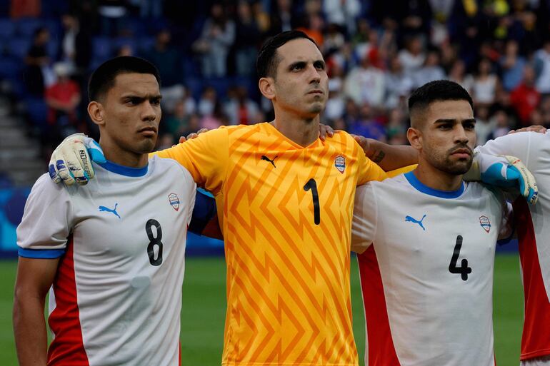 Diego Gómez (i), jugador de la selección de Paraguay, en el partido frente a Israel por la segunda fecha del Grupo D del Torneo de Fútbol masculino de los Juegos Olímpicos París 2024 en el estadio Parque de los Príncipes, en París, Francia.