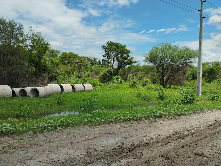 Numerosos tubos de cemento fueron abandonados desde hace mas de dos años por el MOPC, al costado del camino que conduce a Bahìa Negra, cuyos pobladores reclaman se puedan colocar estos sistemas de desaguaderos, para evitar el aislamiento.