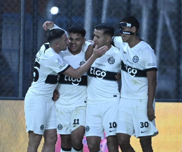 Festejo de los franjeados tras el gol de Derlis González