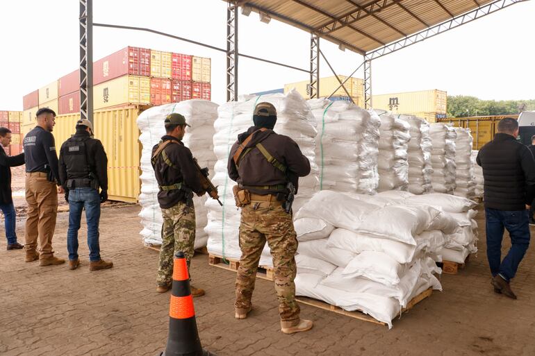 Bolsas de cocaína incautadas en un operativo ayer en el Puerto Caacupemi.