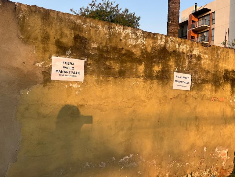 Vecinos colocaron carteles en las casas en señal de protesta.