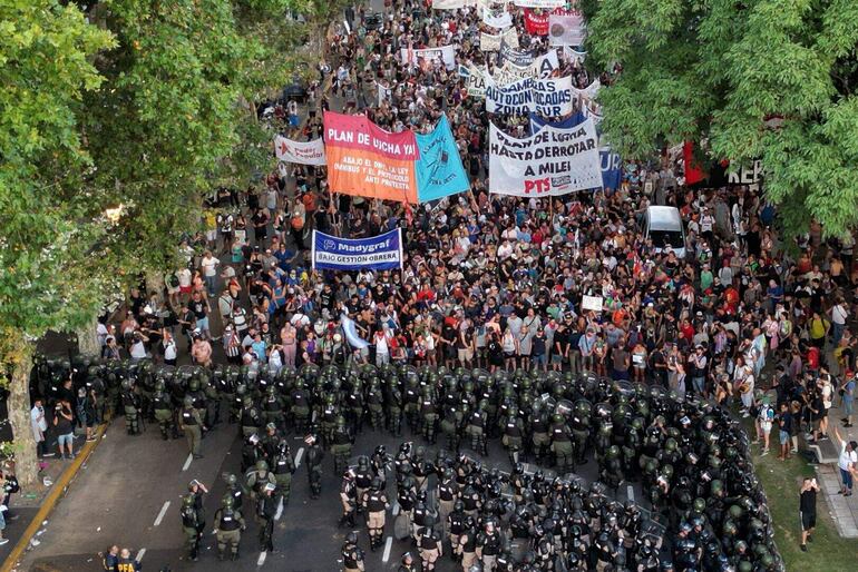 Manifestación en Buenos Aires contra las reformas enviadas por el Gobierno de Javier Milei. 