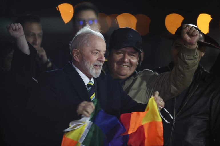 El presidente de Brasil, Luiz Inácio Lula da Silva (I), llega este lunes, al aeropuerto Viru Viru a Santa Cruz (Bolivia).