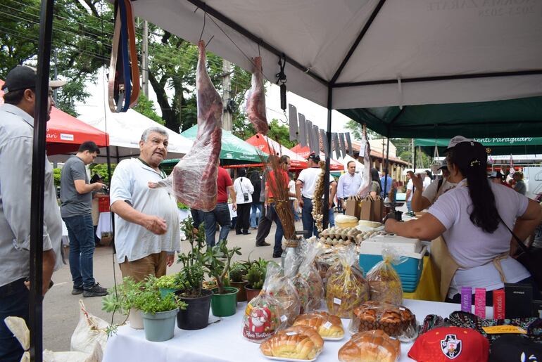 Con la feria "Sentí el progreso, Paraguarí produce" los expositores encontraron un espacio de mercado para comercializar lo que producen.
