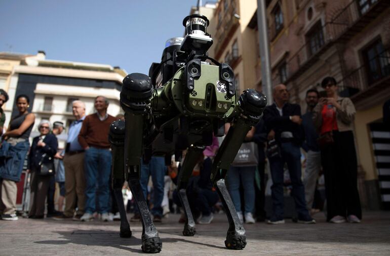 El perro robot que colabora con la Policía en Málaga, España.