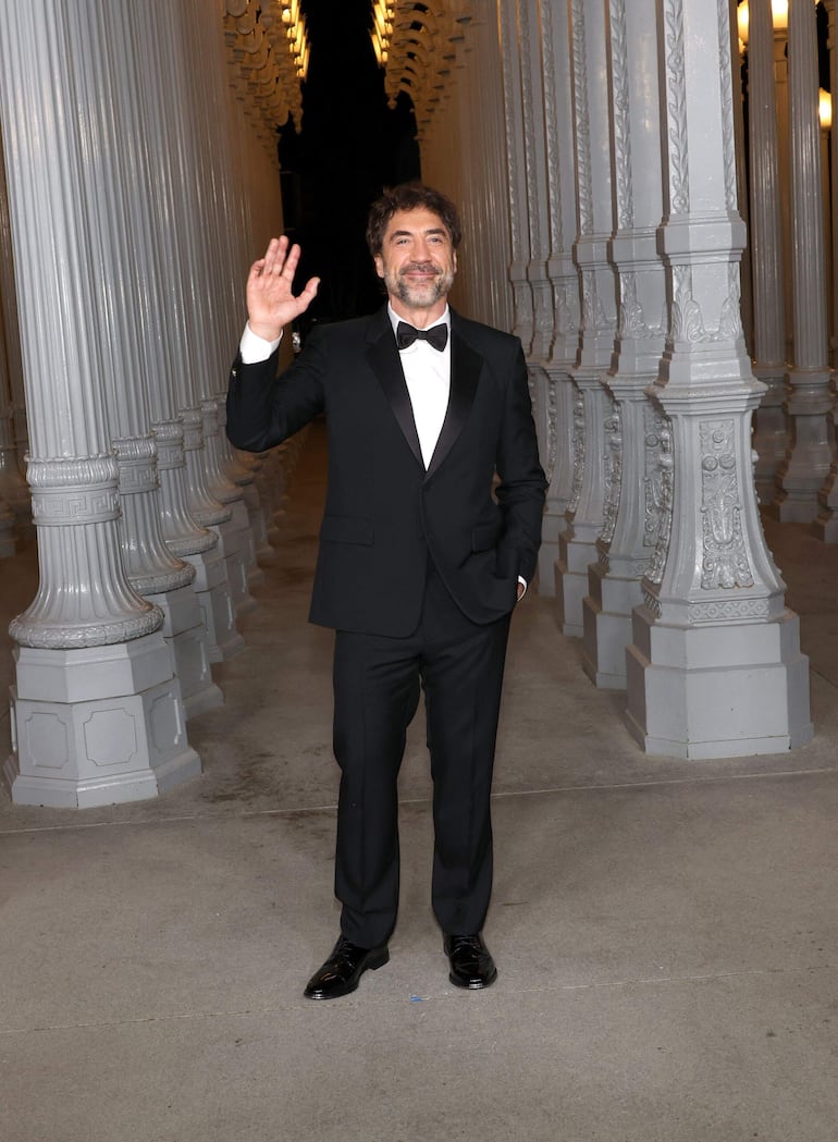 ¡De etiqueta! Javier Bardem saludando a su arribo a la Gala Anual de Arte+Cine del Museo de Arte del Condado de Los Ángeles (LACMA) en Los Ángeles. (Mónica Schipper / GETTY IMAGES NORTH AMERICA / Getty Images vía AFP)