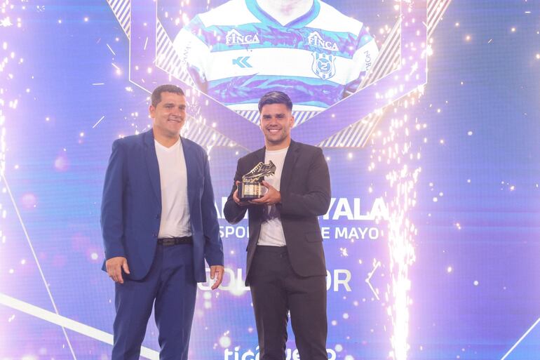 Brahian Ayala (d), futbolista del 2 de Mayo, es galardonado en los Premios de Primera 2024 como el máximo goleador de la temporada en el fútbol paraguayo.