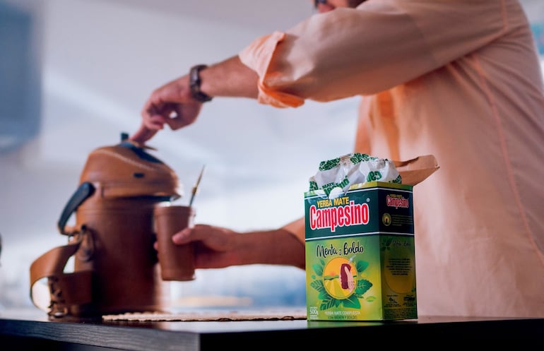 “Vivamos con el termo lleno de tradiciones con yerba mate Campesino”, destacan desde la marca.