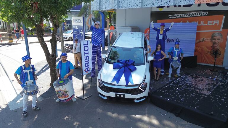 Brisol entregó laincreíble camioneta Kía Sportage 0KM al son de batucadas para celebrar el cierre de "La Promo más grande del país... 2.000 MILLONES EN PREMIOS!