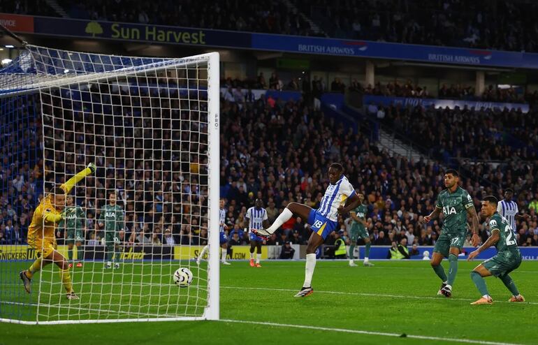 Danny Welbeck anota el gol de la victoria para el Brighton sobre el Tottenham.