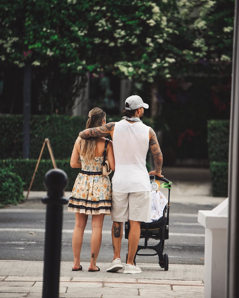 Maluma paseando junto a su pareja, Susana Gómez, y su hijita Paris. (Instagram/Maluma)