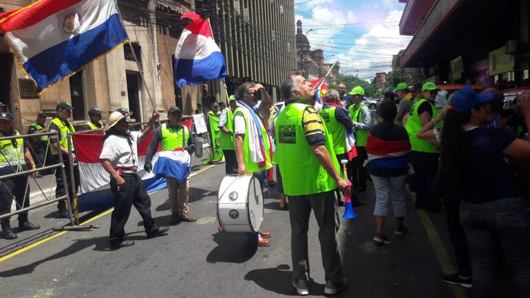 El grupo de manifestantes tuvo que soportar desde petardos explotados a baja altura como huevazos por parte de desconocidos, presuntamente a partidarios de Orlando Arévalo.