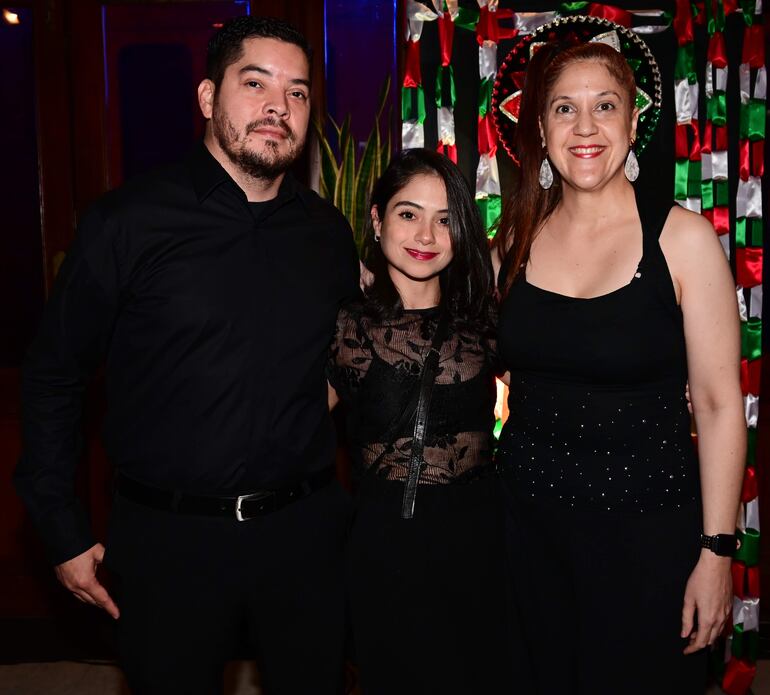 Oscar Escurra, Leti Rodríguez y Azucena Araujo.