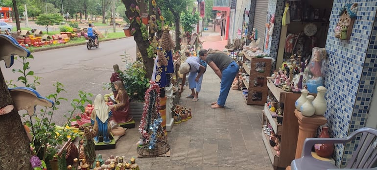 Doña Isabel Fernández con una cliente en plena tarea de elegir las piezas de artesanía para el adorno navideño.