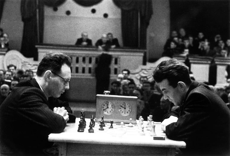 Botvinnik ante Korchnoi (der.), campeonato de la URSS 1952 (Foto chesspro.ru).