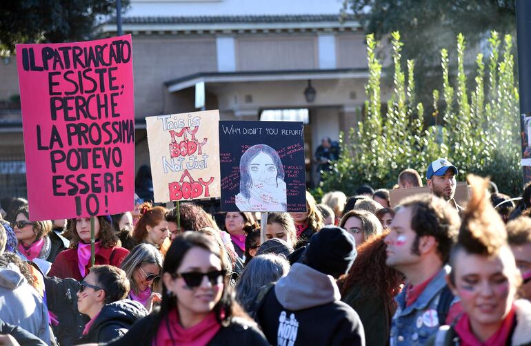 Las mujeres participan en una manifestación antes del "día Internacional para la Eliminación de la Violencia contra la Mujer" en Roma, Italia, 23 de noviembre de 2024.