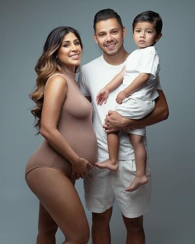 Ángel Romero y Gabriela Miskinich junto con su hijo Ciro en una sesión de fotos previa al nacimiento de su segundo vástago.