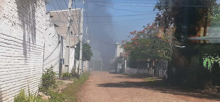 Focos de calor siguen activos en depósito incendiado, en Fernando de la Mora.