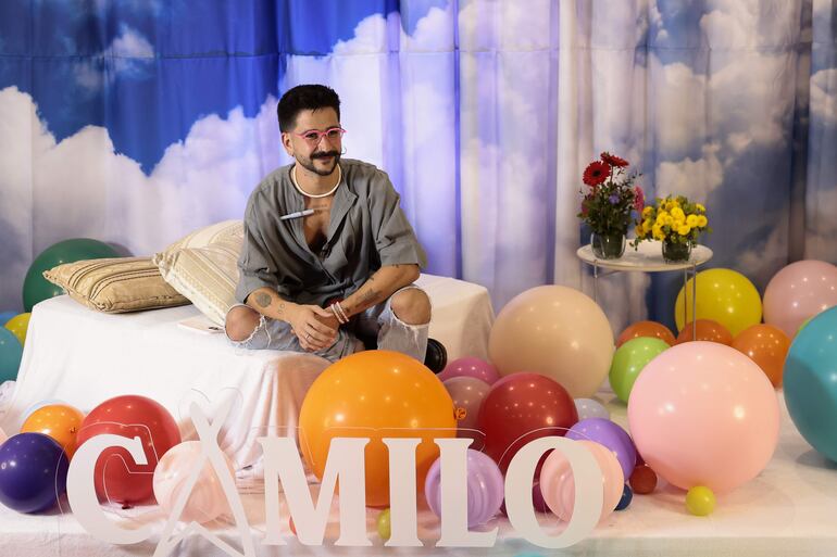 El cantante colombiano Camilo, participa durante una conferencia de prensa este lunes, en la Ciudad de México (México).