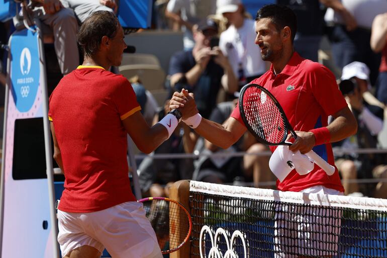 El saludo entre Rafael Nadal y Noval Djokovic al termino del partido de la segunda fase del tenis individual masculino en los Juegos Olímpicos París 2024.