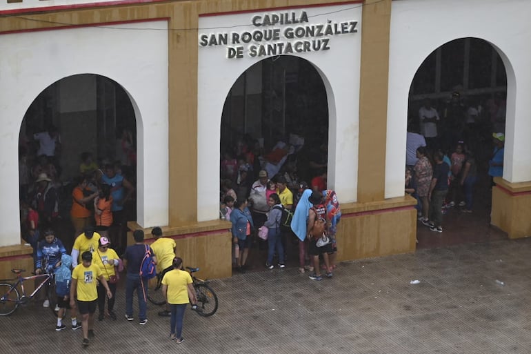 Muchos buscaron refugio en las instalaciones de la Basílica de Caacupé.