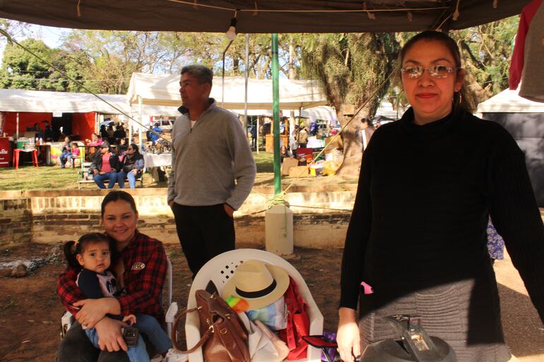 Olga Domínguez participa de la fiesta del chipà feriando con su familia desde hace tres años.