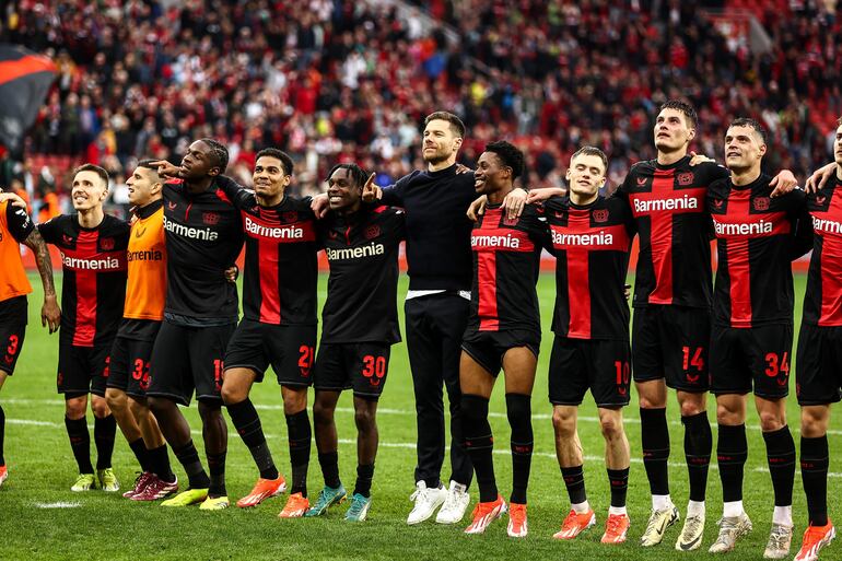 Leverkusen (Germany), 30/03/2024.- Leverkusen's head coach Xabi Alonso (C) and players celebrate after winning the German Bundesliga soccer match between Bayer 04 Leverkusen and TSG Hoffenheim in Leverkusen, Germany, 30 March 2024. (Alemania) EFE/EPA/LEON KUEGELER CONDITIONS - ATTENTION: The DFL regulations prohibit any use of photographs as image sequences and/or quasi-video.
