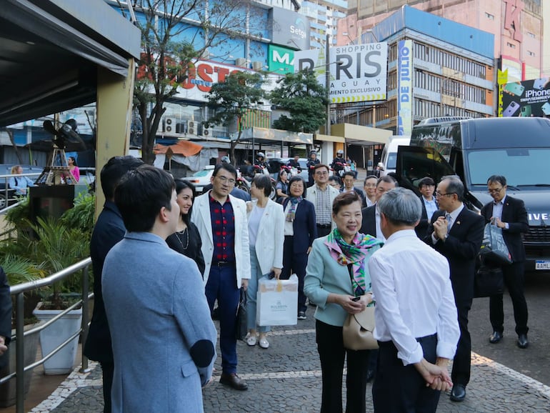 La comitiva visitó el renombrado centro comercial situado en la capital fronteriza.