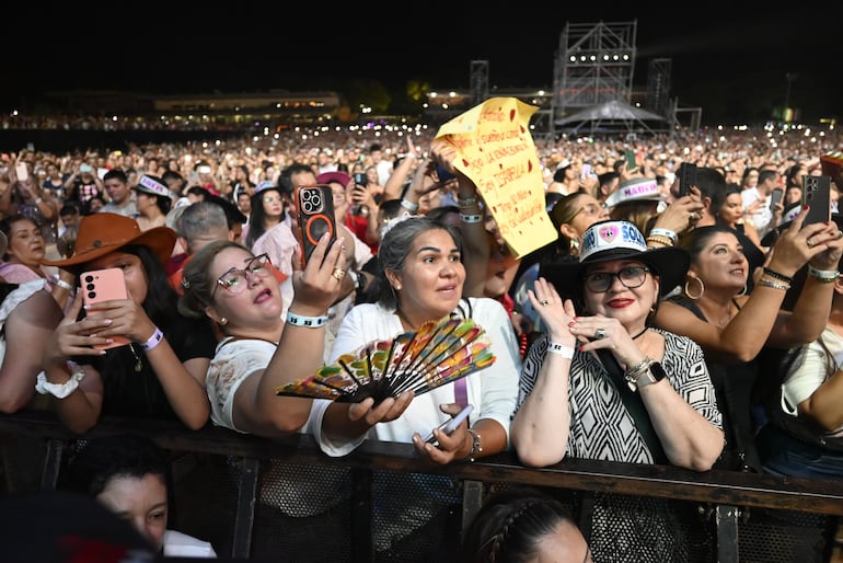 Alrededor de 20.000 personas estuvieron presentes en el Jockey Club Paraguayo para celebrar los éxitos de Marco Antonio Solís y Jorge Celedón.