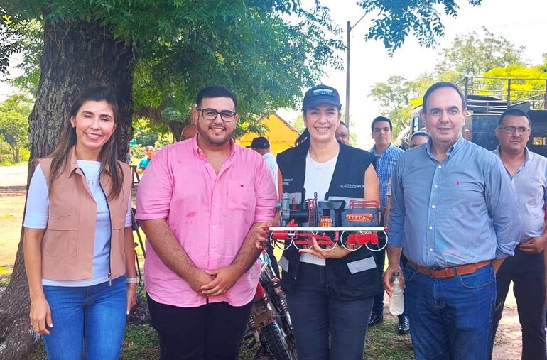 De izquierda a derecha la gobernadora Norma Zárate de Monges (ANR), el intendente Ariel Monges (ANR), la ministra Claudia Centurión y el ex senador Juan Darío Monges.