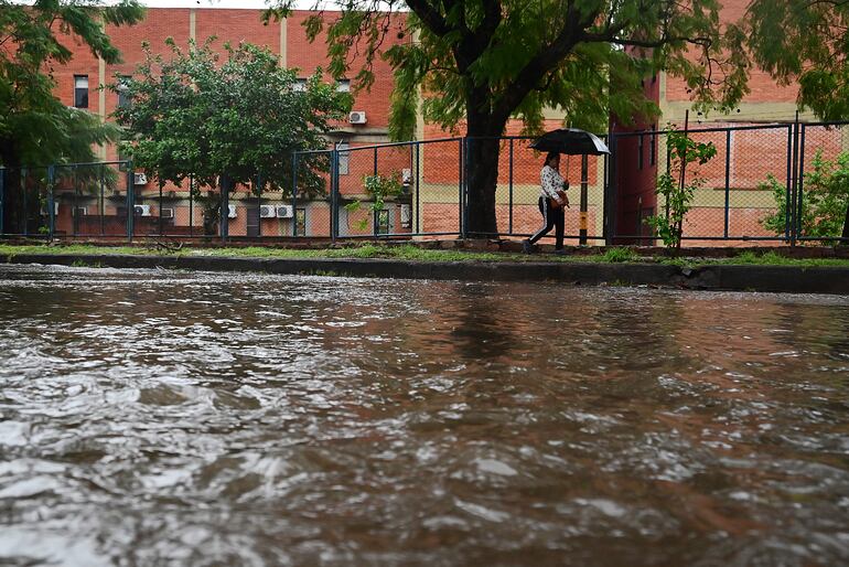 Una verdadera laguna se forma sobre la calle Teniente Lidio Cantaluppi, frente al campus de la Universidad Católica, donde debió realizarse una cuenca de desagüe pluvial para la cual se emitieron bonos.