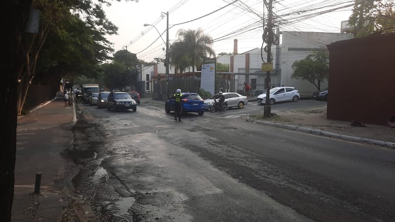 Desvían el tránsito de la avenida Artigas por la calle Concordia.