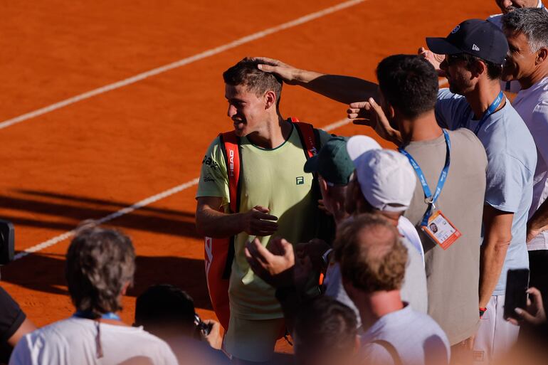 El tenista argentino Diego Schwartzman se despide al final de un partido contra el español Pedro Martínez este jueves, durante el IEB+ Argentina Open en Buenos Aires (Argentina). Schwartzman cayó en octavos de final del Abierto de Argentina, que se disputa en el Buenos Aires Lawn Tennis Club, por lo que quedó eliminado de la competición y le dijo adiós al tenis profesional, como él lo había anunciado previamente. EFE