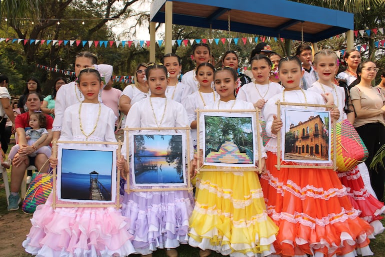 Las niñas de la academia Origen se presentaron con cuadros que reflejaban imágenes de lugares emblemáticos de San Bernardino.