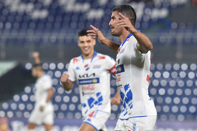 Rodrigo Arévalo, futbolista de Nacional, celebra un gol en el partido frente al Aucas por la Fase 1 de la Copa Libertadores 2024 en el estadio Defensores del Chaco, en Asunción.