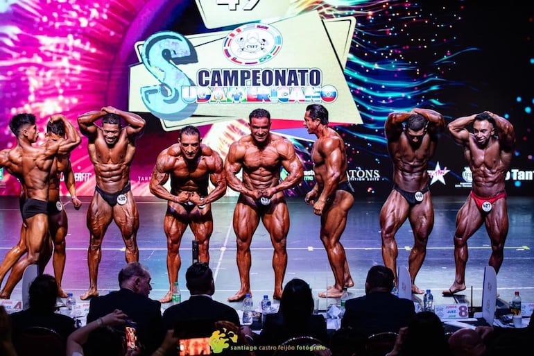 Gustavo Mercado junto a otros competidores en el Campeonato Sudamericano de Fisicoculturismo que se desarrolló la semana pasada en Asunción. (Gentileza)