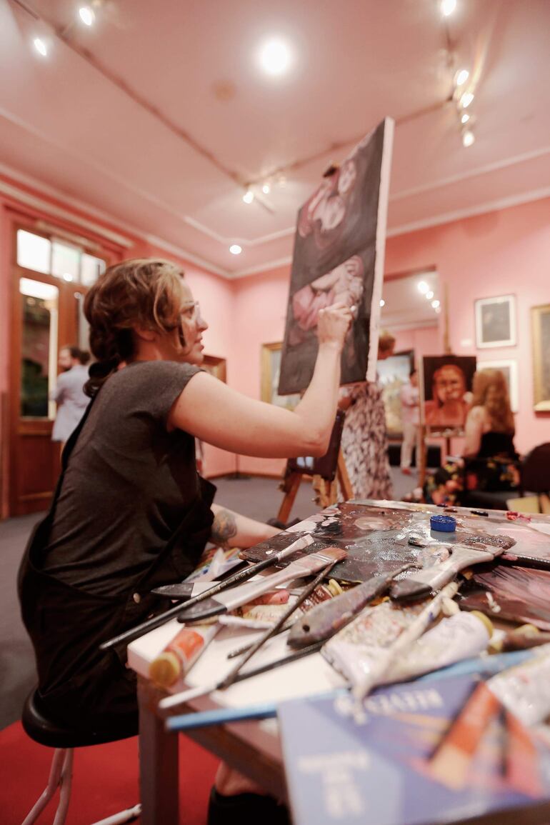 Leticia Casati durante la elaboración de su obra.