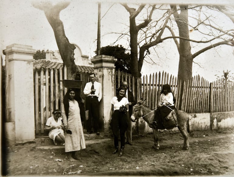 Rusos en Villa Aurelia frente a la quinta donde vivían los Gramatchicoff. Aparecen Kira (sentada), el Dr. Alejandro Evreinoff y María Ouschakoff con dos marchantes.