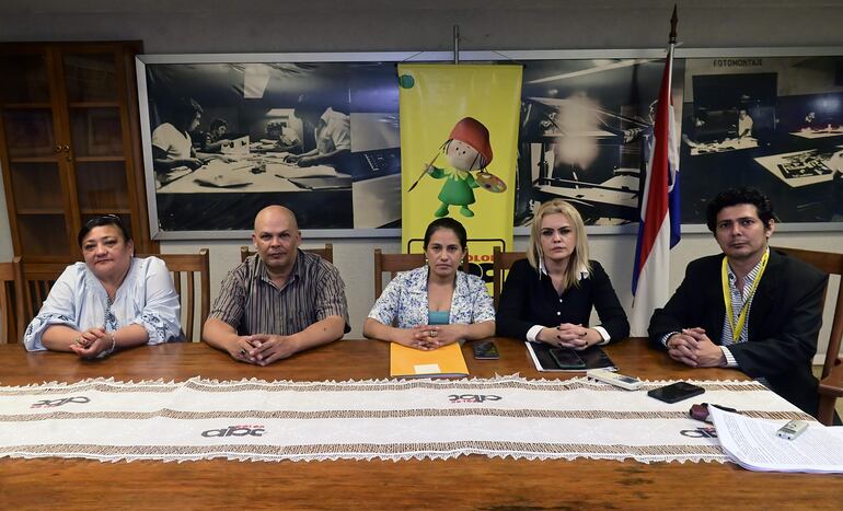 Palmira Peña y Rubén Medina, padres de las víctimas, junto a los abogados Cinthia Espínola, Noelia Quintana y Ariel Ruiz Diaz.