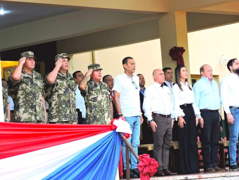 De la apertura del curso participaron altos jefes militares y la gobernadora del departamento de Paraguarí, Norma Zárate de Monges.